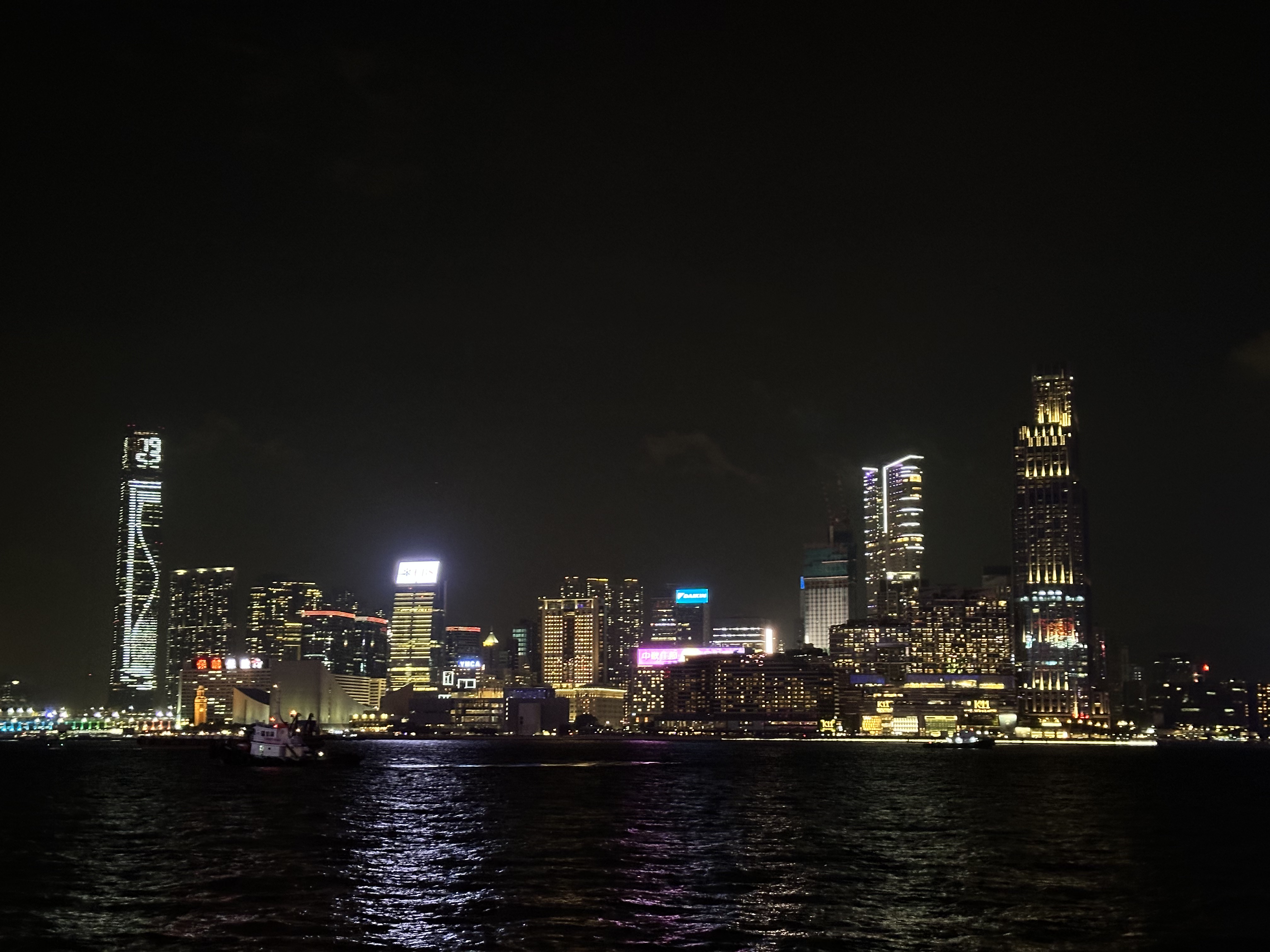 蓝天下的树枝和屋檐照片